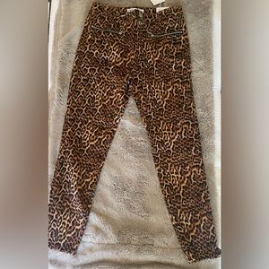 Fun animal print mid rise skinny pants.